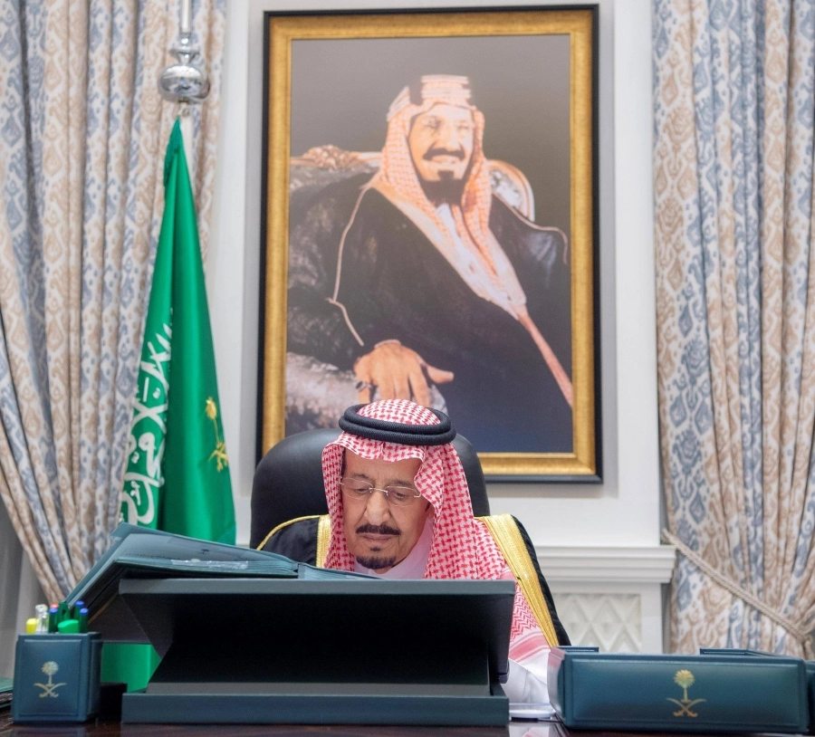 الملك سلمان خلال ترؤسه جلسة المجلس عبر الاتصال المرئي (مكة)