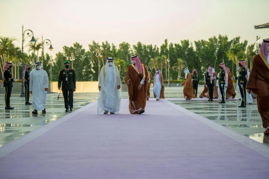 






من مراسم استقبال الأمير محمد بن سلمان للشيخ محمد بن زايد ويبدو السجاد البنفسجي  (واس)