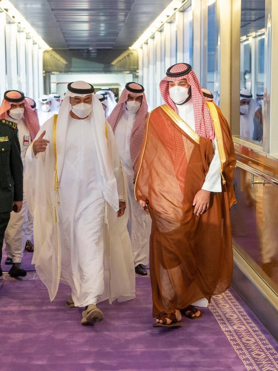 الأمير محمد بن سلمان لدى استقباله محمد بن زايد (واس)