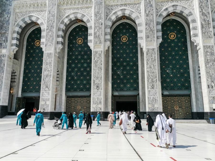 






مصلون يتوجهون لتوسعة الملك عبدالله      (أنس الحارثي)