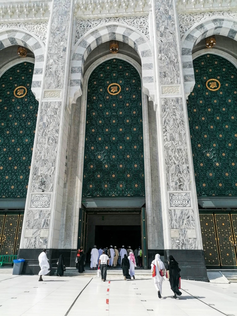 مصلون يتوجهون لتوسعة الملك عبدالله (أنس الحارثي) 