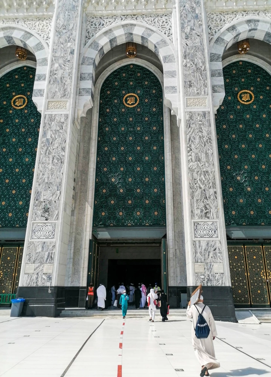 مصلون يتوجهون لتوسعة الملك عبدالله (أنس الحارثي) 