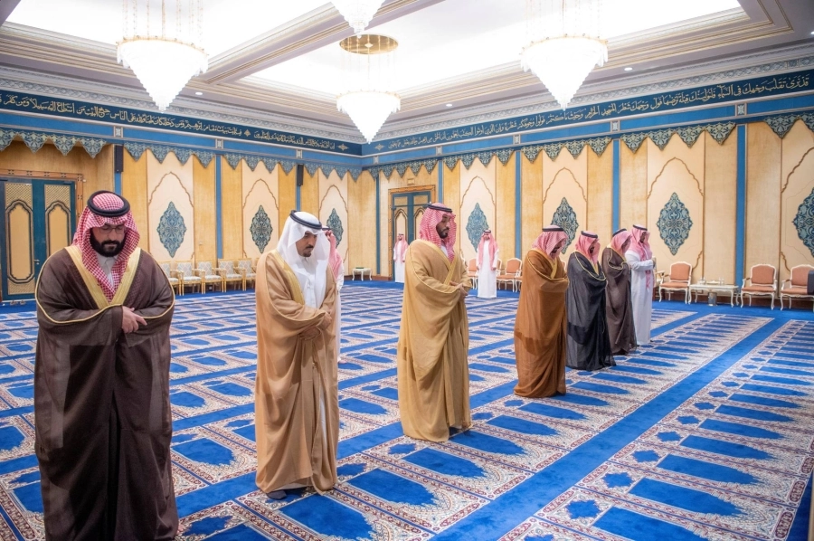 الأمير محمد بن سلمان خلال الصلاة على والدة محمد بن عبدالرحمن (واس)