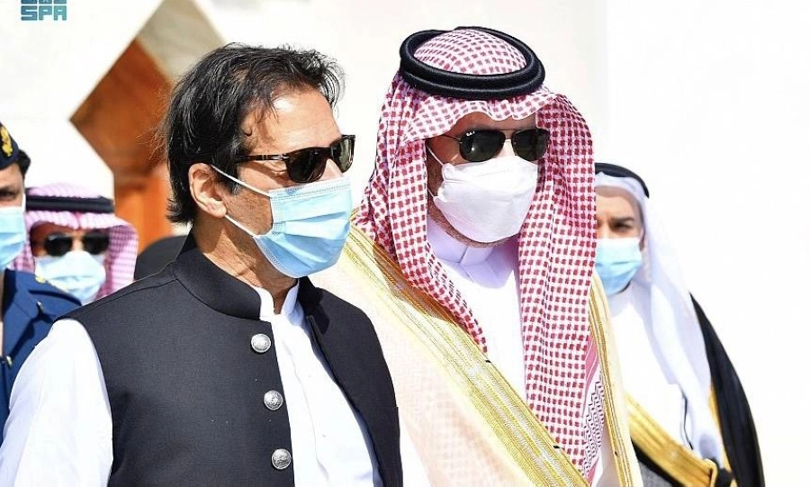 رئيس وزراء باكستان يصل إلى المدينة المنورة