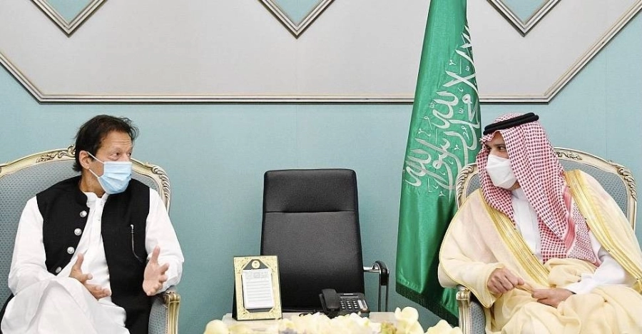 رئيس وزراء باكستان يصل إلى المدينة المنورة