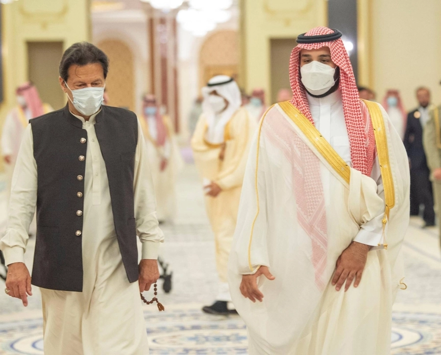 الأمير محمد بن سلمان خلال استقباله عمران خان في جدة (واس)