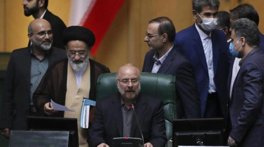 البرلمان الإيراني يتوعد بمحاسبة ظريف                           (مكة)