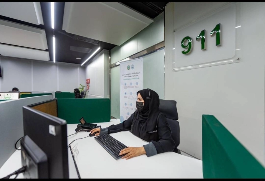 كوادر نسائية خلال استقبال البلاغات الأمنية                                                                                 (مكة)