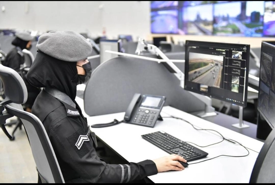 كوادر نسائية خلال استقبال البلاغات الأمنية                                                                                 (مكة)