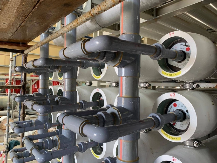 إحدى محطات التحلية من الداخل (التحلية)