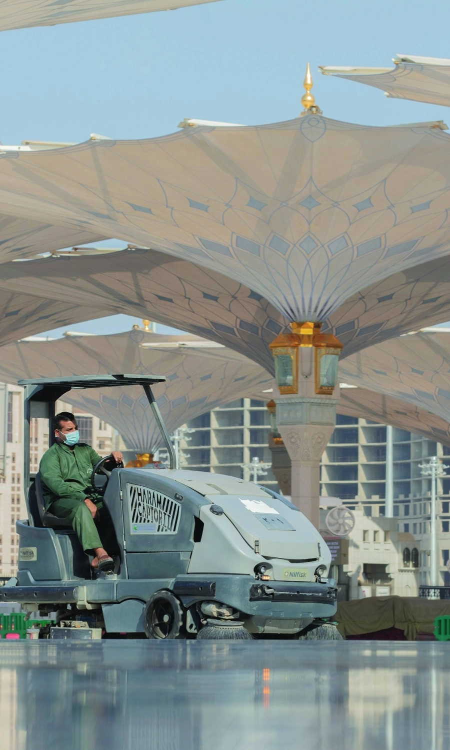 عاملان خلال النظافة المستمرة على مدار الساعة داخل المسجد النبوي وساحاته الخارجية

