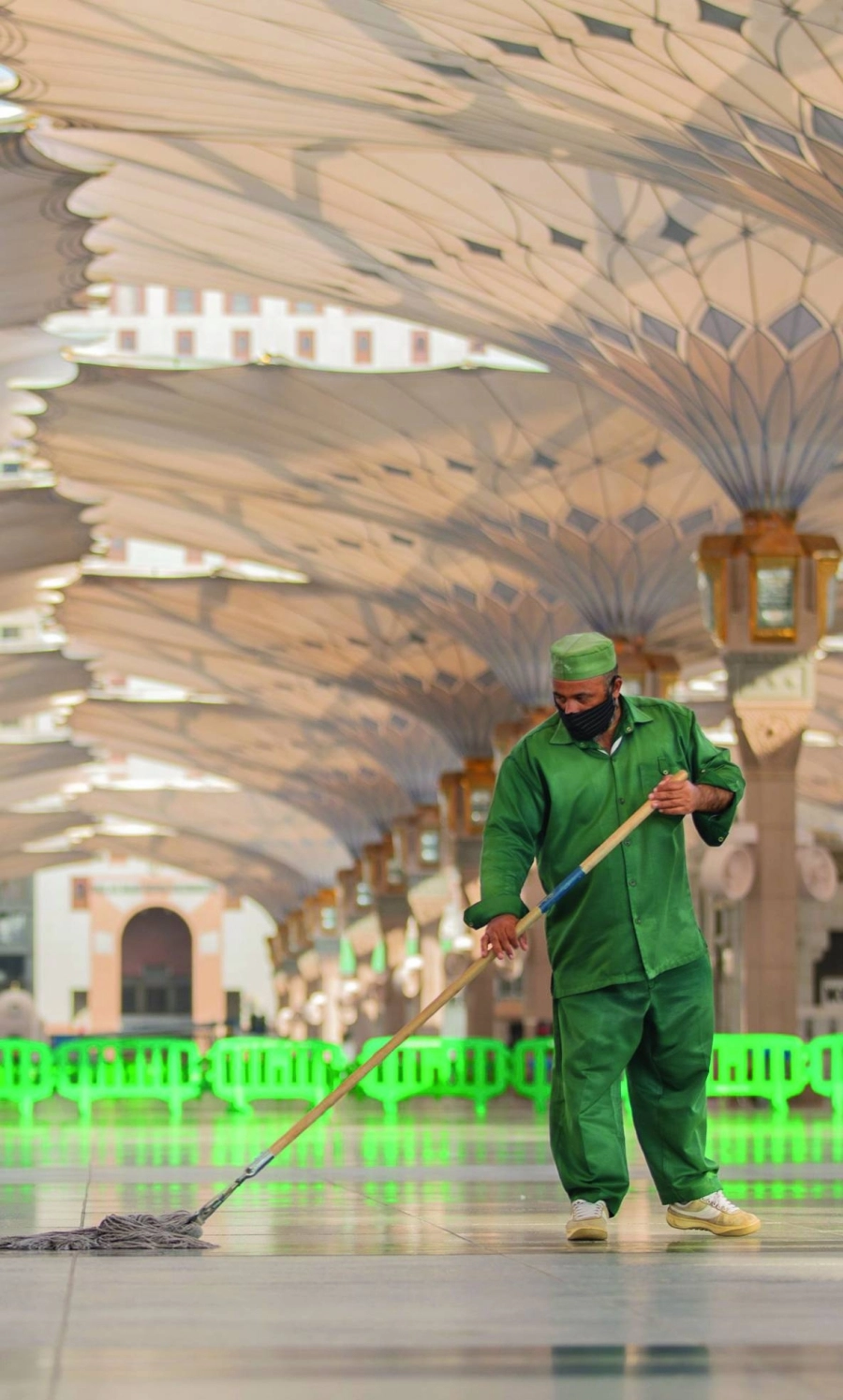 عاملان خلال النظافة المستمرة على مدار الساعة داخل المسجد النبوي وساحاته الخارجية
