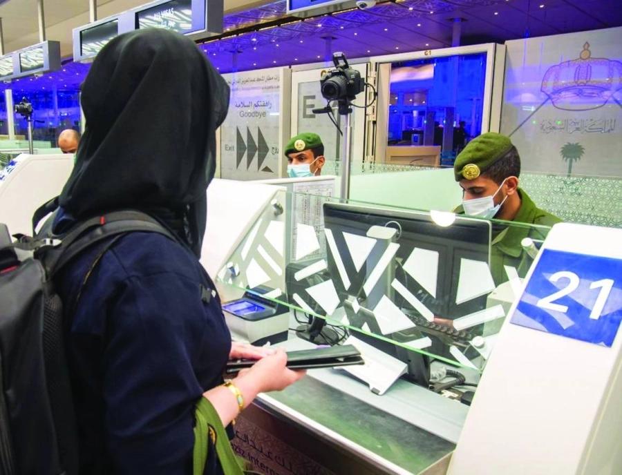 






مسافرة تنهي إجراءات المغادرة بالمطار      (مكة)