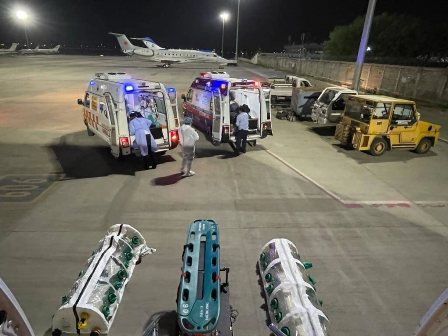 من إجراءات نقل العائلة المصابة بكورونا                                                          (واس)