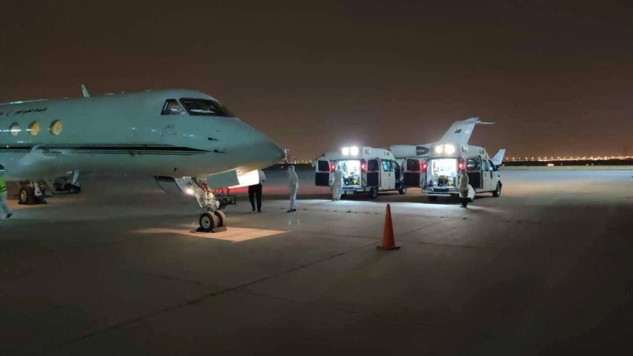 طائرة الإخلاء الطبي أثناء هبوطها بقاعدة الملك سلمان الجوية(واس)