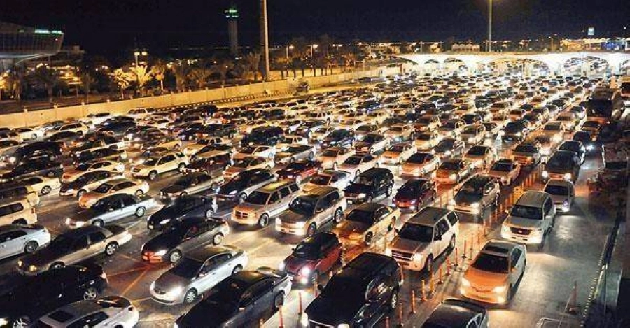 طوابير السيارات المغادرة للبحرين