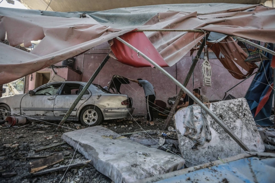 






آثار الدمار في غزة                                            (د ب أ)