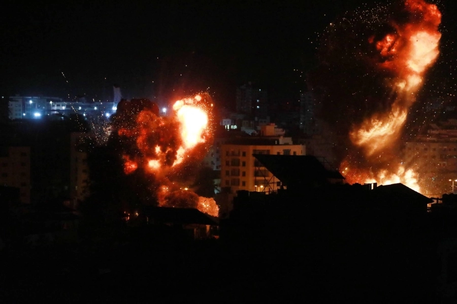 حرائق ودمار في غزة بسبب الضربات الاسرائيلية (د ب أ)