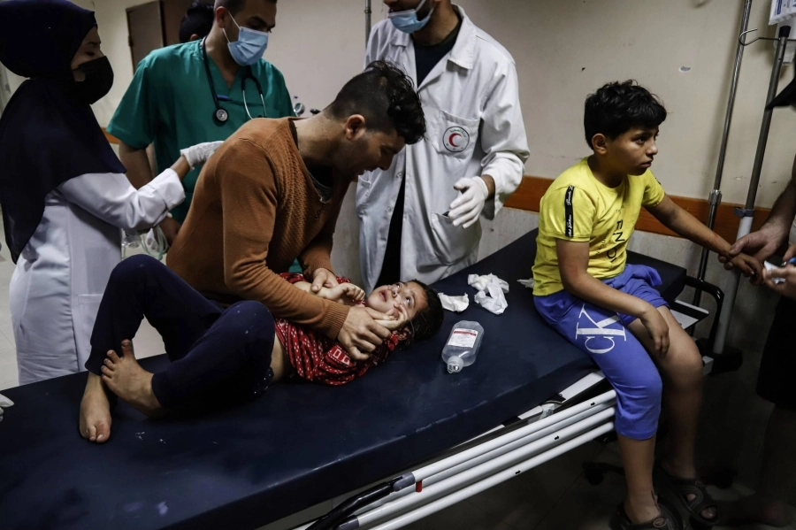 اطفال فلسطينيون يتلقون العلاج (د ب أ)