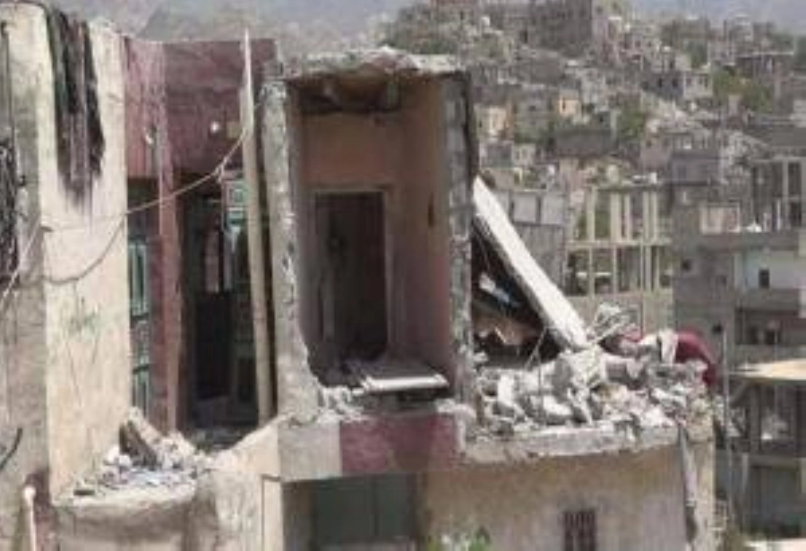 أحد المباني التي قصفها الحوثي بتعز (مكة)