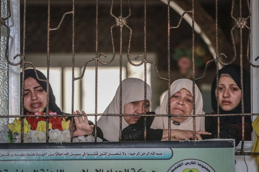 الحزن على وجوه أسرة شهيد فلسطيني (د ب أ) 