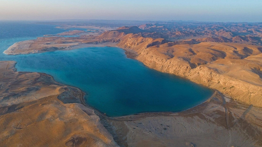 صورتان جويتان لأحد الخلجان التابعة لمنطقة آمالا السياحية
