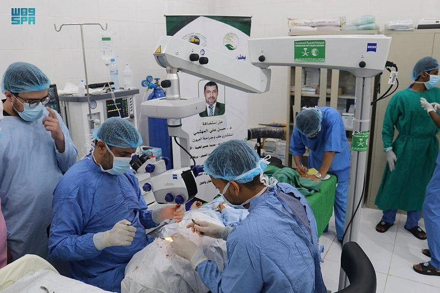 الطبيب الزائر يجري عملية جراحية لأحد اليمنيين     (واس)