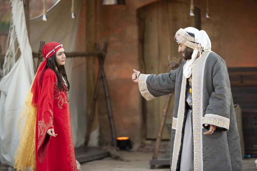 من مشاهد المسرحية (مكة)