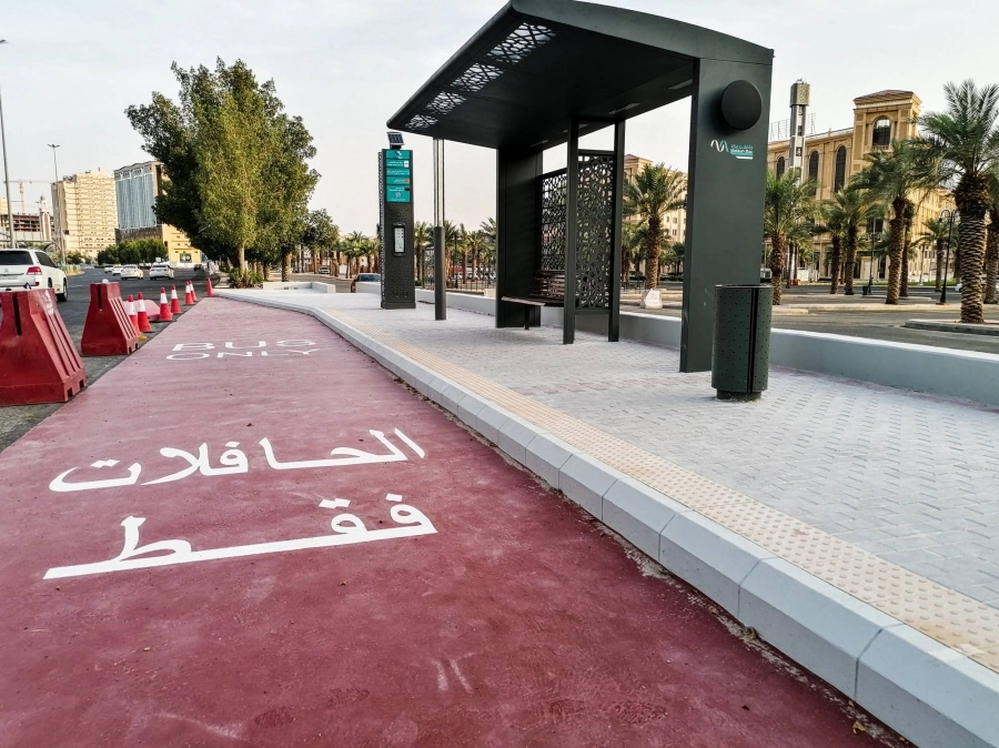 النموذج الحي لمحطة توقف الحافلات ضمن مشروع النقل العام الذي أقامته شركة قطارات مكة للنقل العام
