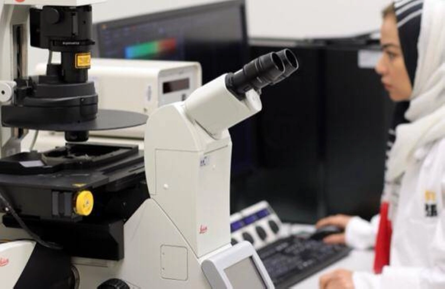 باحثة تعمل في مركز كاوست-لايكا للتميّز في أبحاث الفحص المجهري البصري داخل الحرم الجامعي