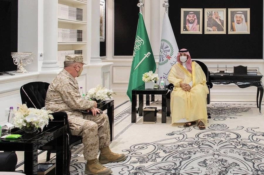 نائب وزير الدفاع يلتقي قائد القيادة الوسطى الأمريكية (وزارة الدفاع)