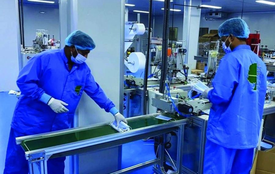 






عاملان في مصنع للكمامات                                                            (مكة)