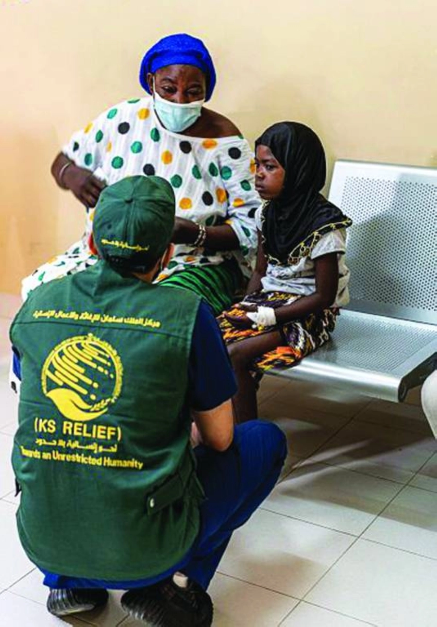 الفريق الطبي يطلع على بعض الحالات (واس)