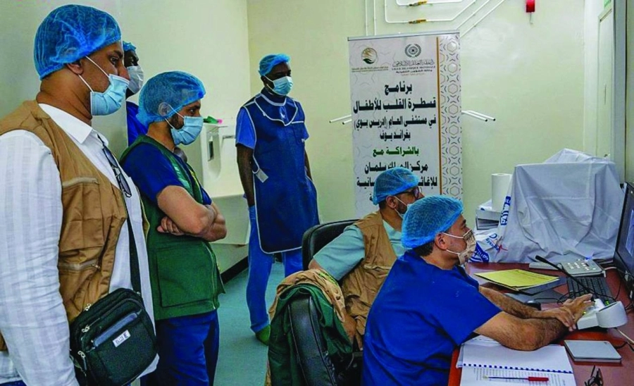 الفريق الطبي يطلع على بعض الحالات (واس)