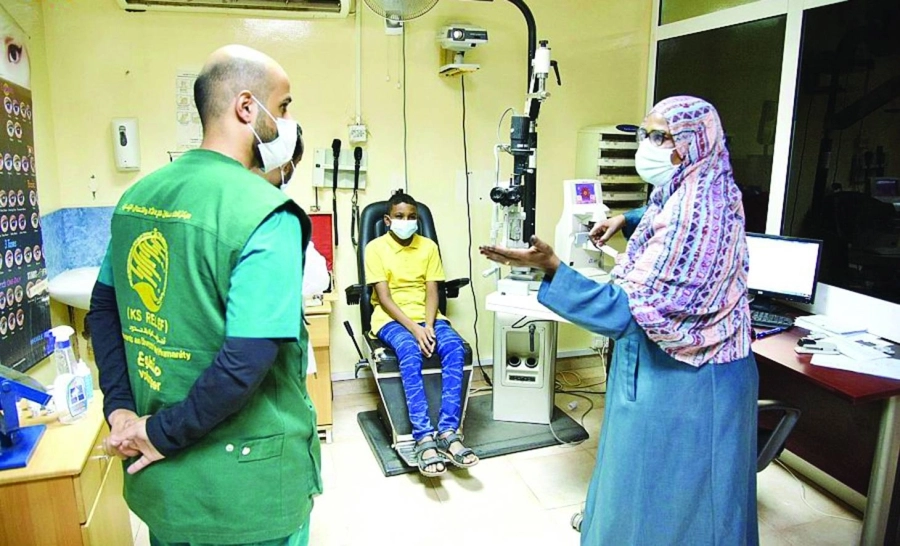 سيدة تحكي للفريق الطبي قصة مرض ابنها (واس)