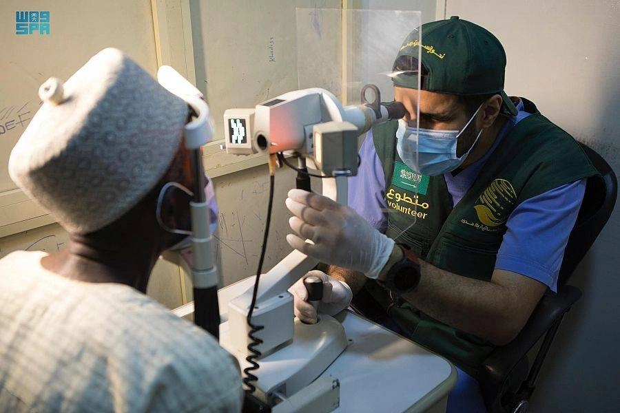 






الفريق الطبي يكشف على مواطن نيجيري                     (واس)