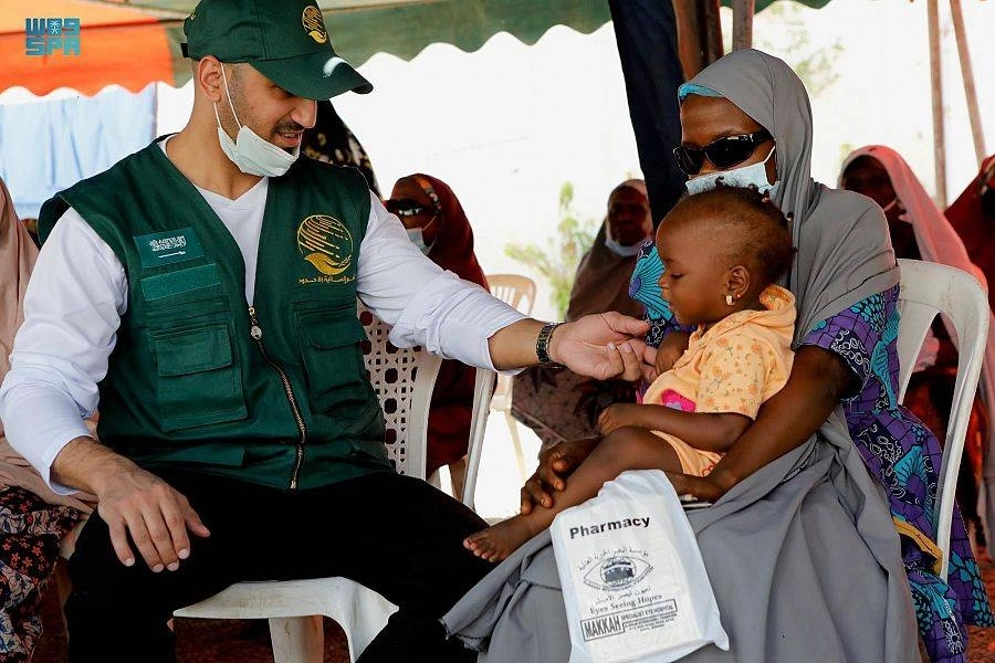 الطبيب يطلع على طفلة نيجيرية مريضة (واس)