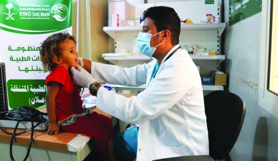 الطيبي يكشف على طفلة يمنية (واس)