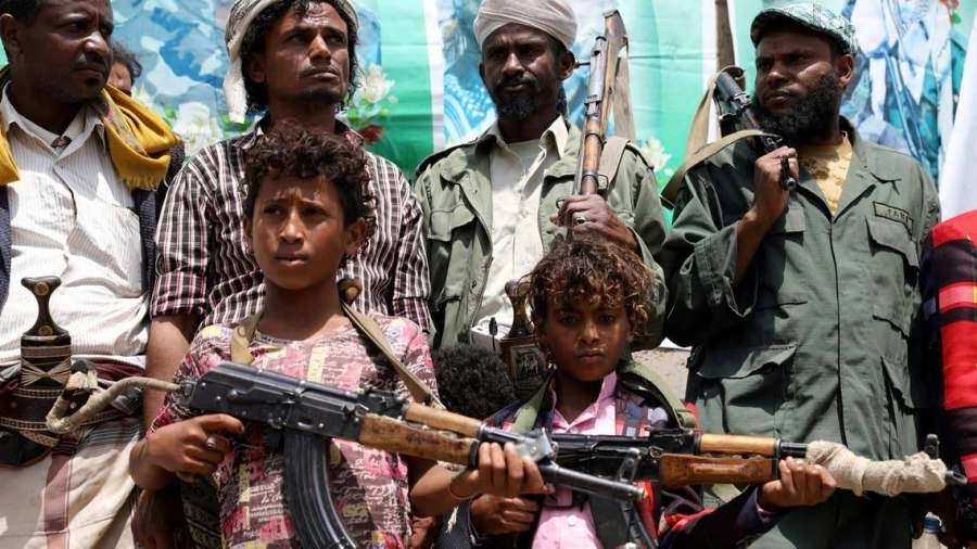 






أطفال صغار دفعهم الحوثي للقتال                                                                                                         (مكة)