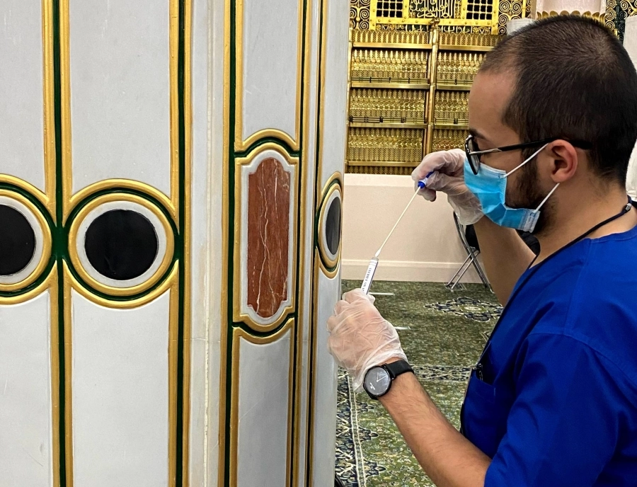 






أخذ العينات من الأعمدة داخل الروضة الشريفة يوميا