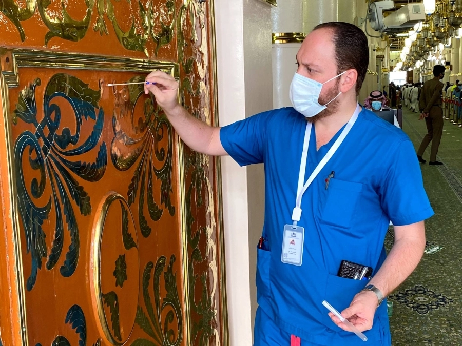 أخذ عينة مخبرية من باب السلام (مكة)