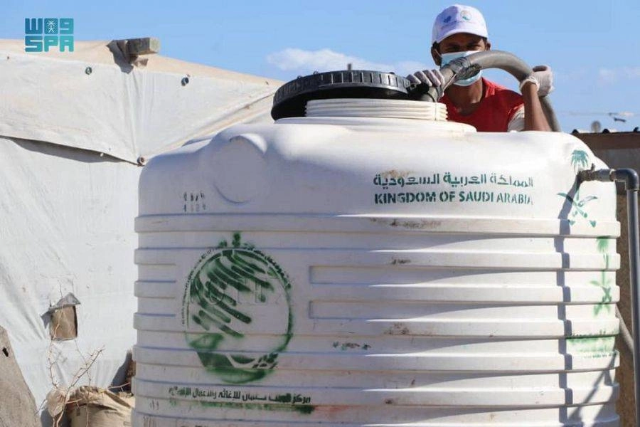 



فريق المركز يوصل المياه لليمنيين  (واس)