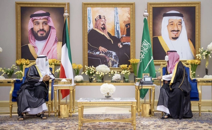 ولي العهد يستقبل ولي العهد بدولة الكويت لدى وصوله الرياض (واس)