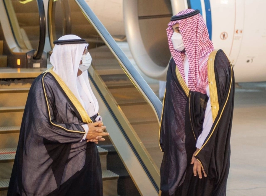 ولي العهد يستقبل ولي العهد بدولة الكويت لدى وصوله الرياض (واس)