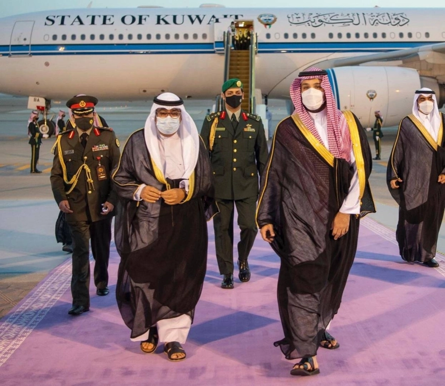 ولي العهد يستقبل ولي العهد بدولة الكويت لدى وصوله الرياض (واس)