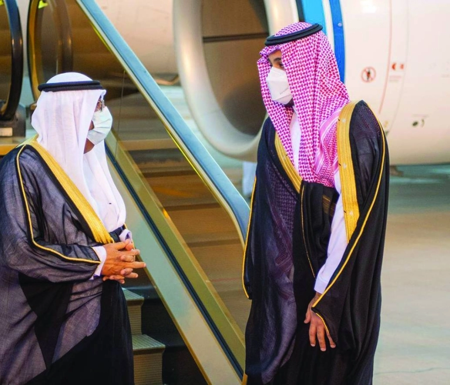 الأمير محمد بن سلمان خلال استقباله ولي عهد الكويت أمس                                          (واس)