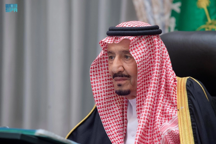 خادم الحرمين خلال ترؤسه جلسة مجلس الوزراء عبر الاتصال المرئي (واس)