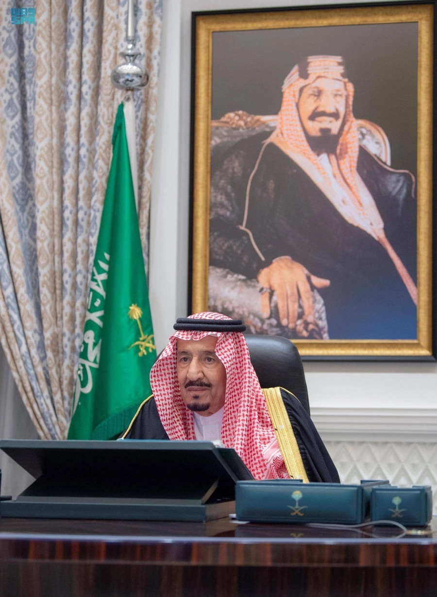 خادم الحرمين خلال ترؤسه جلسة مجلس الوزراء عبر الاتصال المرئي (واس)