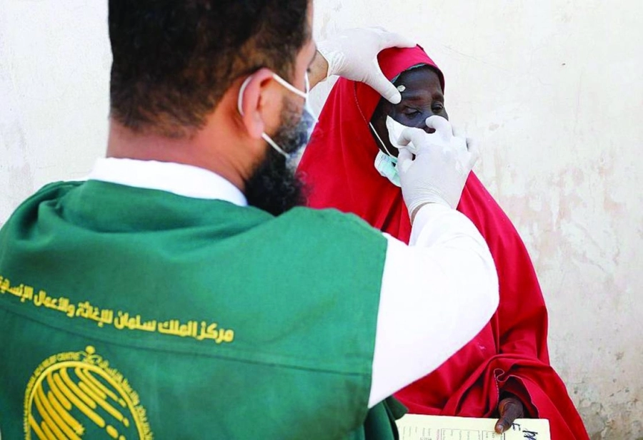 



طبيب يعالج مواطنة نيجيرية                                              (واس)