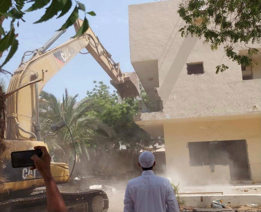 






إزالة مبنى شيده المتعدي على أرض الحديقة                   (مكة)